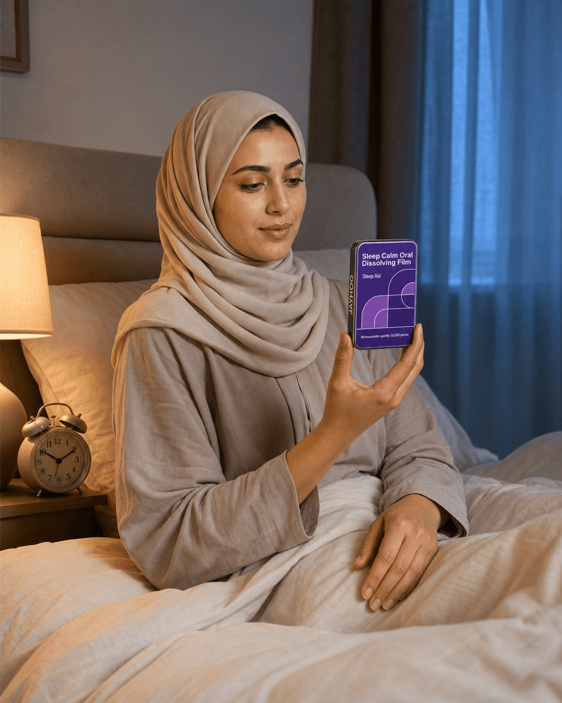 سارة في غرفة النوم تحمل عبوة شرائح الميلاتونين المرجعية